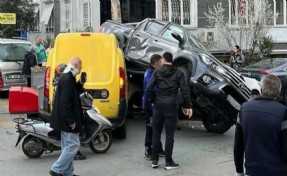 İzmir’de iki araç kafa kafaya çarpıştı: 1 yaralı