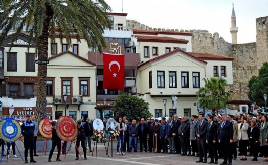 Çanakkale Deniz Zaferi'nin 108. yıldönümü Çeşme'de törenle kutlandı