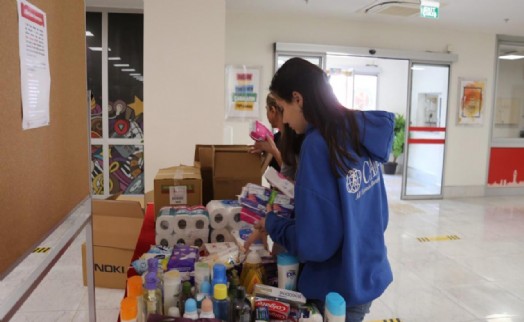 İzmirli öğrencilerden deprem bölgesine ‘kadın dayanışma paketleri’