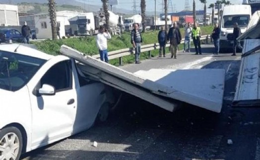 Trafik ışıklarında aracın üzerine duvar düştü!