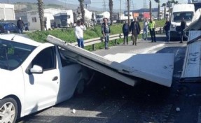 Trafik ışıklarında aracın üzerine duvar düştü!