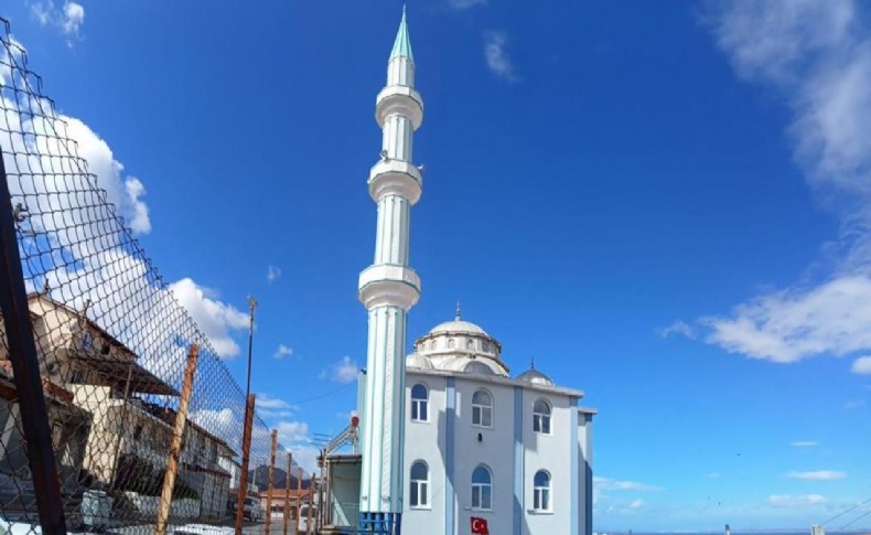 İzmir'de cami minaresi beşik gibi sallandı! Mahalle sakinleri endişeli!