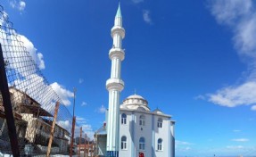 İzmir'de cami minaresi beşik gibi sallandı! Mahalle sakinleri endişeli!