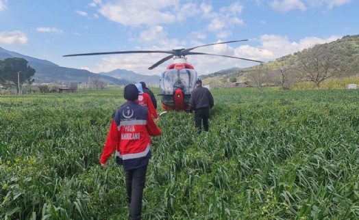 Helikopter tarlaya indi, doktorlar 2 saat mücadele etti, işçi kurtarılamadı