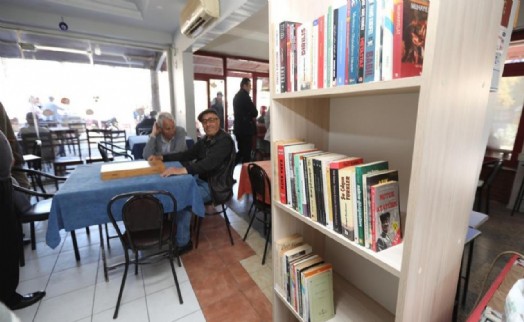 Selçuk’ta, kahvehanelere kitap köşesi