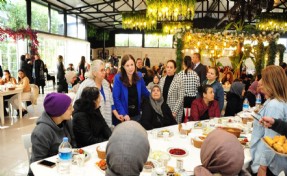 Balçova’da depremzede kadınlarla dayanışma kahvaltısı