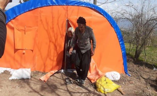 Dışarıda yaşayan Kadirlili ailenin çadır ihtiyacını İzmir Büyükşehir Belediyesi karşıladı