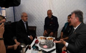 Kılıçdaroğlu, Başkan İduğ ile Bornova Belediyesi'nin çadır kentinde