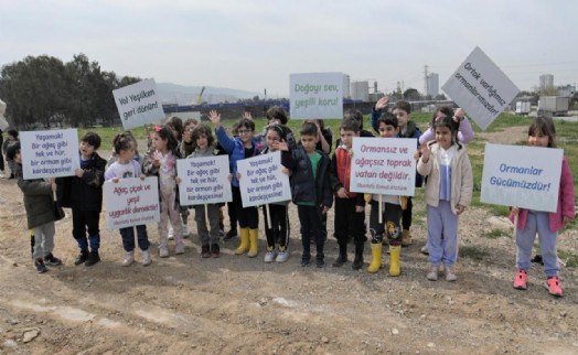 Bornova’ya, miniklerin elinden yeni fidanlar