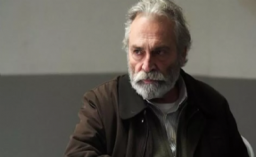 Haluk Bilginer, 'Kundakçı' isimli oyununun ikinci perdesinde fenalaştı