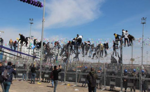 Diyarbakır'da olaylı nevruz: 5 polis yaralandı, 19 gözaltı