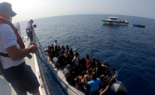 İzmir açıklarında mahsur kalan 38 düzensiz göçmen yakalandı