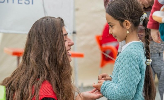 Büyükşehir ekipleri, Hatay’da depremzede kadın ve çocukların yanında