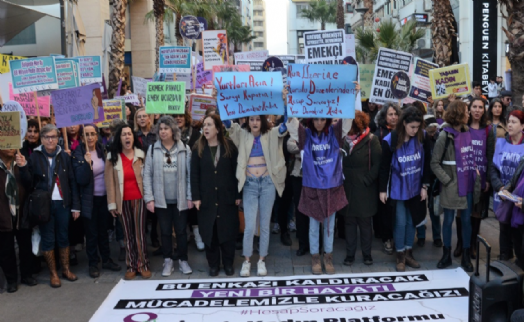İzmir Kadın Platformu 8 Mart yürüyüşünde depremzedelere yardım topladı