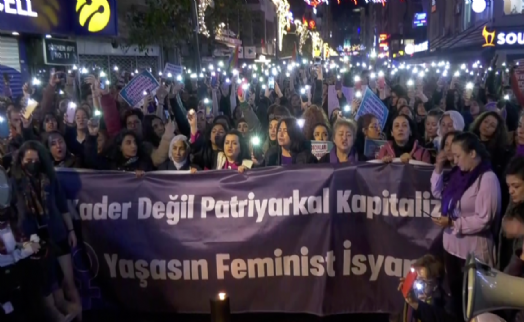 Kadınlar 8 Mart'ta İzmir'de de gece yürüyüşü yaptı, hükümeti protesto etti