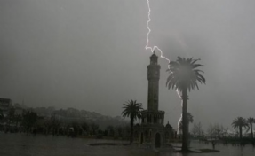 Meteorolojiden İzmir'e kuvvetli sağanak yağış ve fırtına uyarısı!