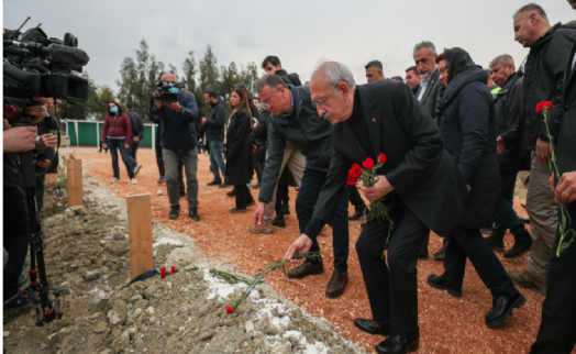 Kılıçdaroğu, Hatay'da; Narlıca depremzede mezarlığını ziyaret etti