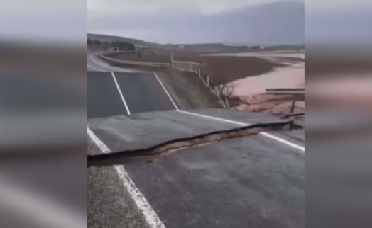 Şanlıurfa'da bir köprü sel suları nedeniyle yıkıldı