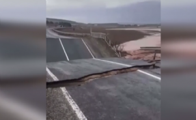 Şanlıurfa'da bir köprü sel suları nedeniyle yıkıldı