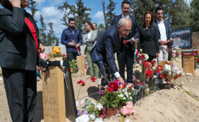 Kılıçdaroğlu genç sporcuların mezarlarına çiçek bıraktı