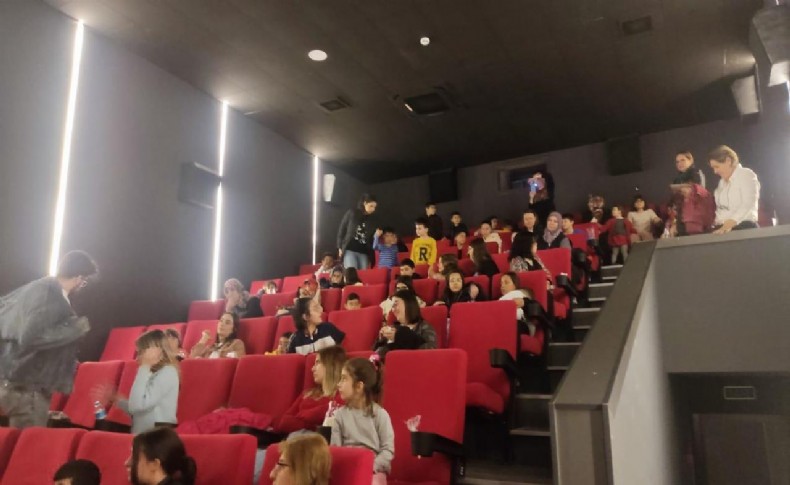 Güzelbahçe Belediyesi'nden depremzede çocuklara sinema terapisi