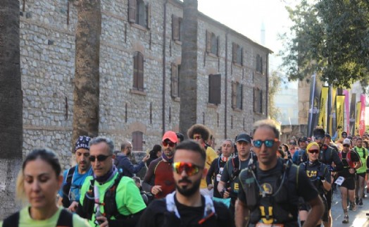 Efes Ultra Maraton koşuldu: Sporcular depremzedeleri unutmadı