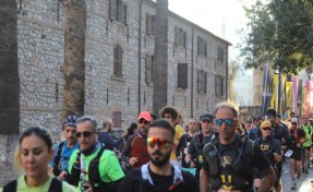 Efes Ultra Maraton koşuldu: Sporcular depremzedeleri unutmadı