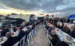Güzelbahçe Belediyesi konteyner kentte iftar yemeğine başladı