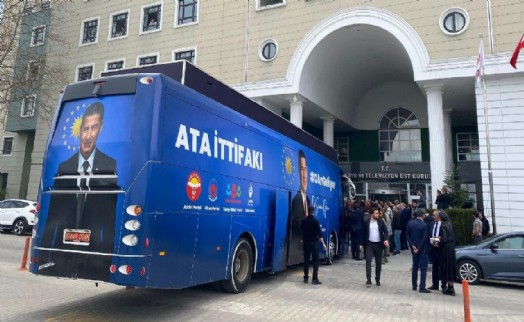 Cumhurbaşkanı adayı, TRT’nin kapısına otobüsle dayandı