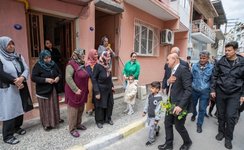 Soyer Bornova’da yurttaşlarla kucaklaştı; İlk turda seçimi kazanacağız içiniz rahat olsun