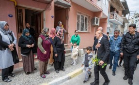 Soyer Bornova’da yurttaşlarla kucaklaştı; İlk turda seçimi kazanacağız içiniz rahat olsun