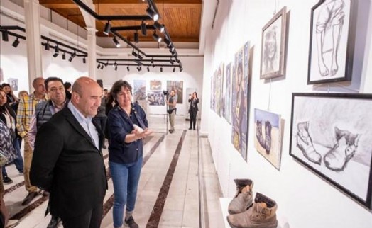 Sanatçı Akşit’in “Kadıköy’den İzmir’e-Mahallede İnsan” sergisi açıldı