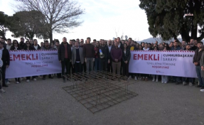CHP'li gençlerden gönderme; İzmir’de sembolik temel atma töreni düzenledi
