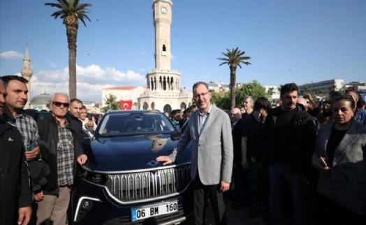 Bakan Kasapoğlu İzmir'de GSB tırında çocuklarla bayramlaştı