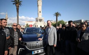 Bakan Kasapoğlu İzmir'de GSB tırında çocuklarla bayramlaştı