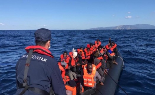 Yunanistan'ın ölüme ittiği 41 göçmen kurtarıldı