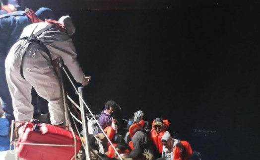 İzmir açıklarında 68 göçmen kurtarıldı, 45'i yakalandı