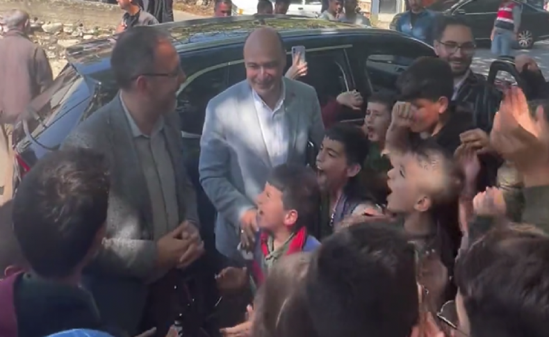 Bakan Kasapoğlu'nun yolunu çocuklar kesti