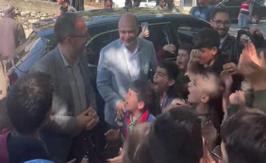 Bakan Kasapoğlu'nun yolunu çocuklar kesti