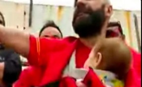 Göztepeli taraftarlardan uykusu gelen miniğe ninni