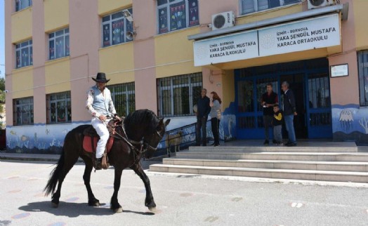 Oy kullanmaya at üstünde kovboy kıyafeti ile gitti