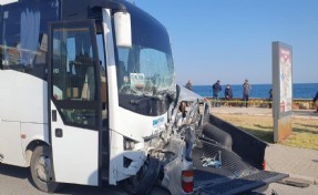 Güzelbahçe'de midibüs ile pikap çarpıştı: 1 ölü, 6 yaralı
