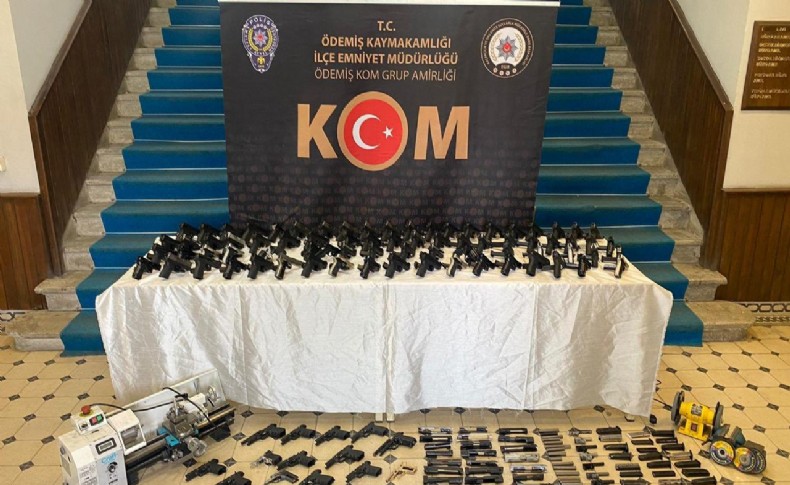 23 yaşındaki silah tacirini, İzmir polisi enseledi
