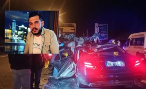 İzmir’de otomobil tıra ok gibi saplandı: 1 ölü