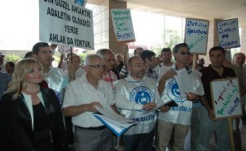 Adliyede 'Okulda siyaset istemiyoruz' sloganları