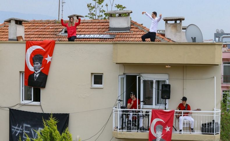 23 Nisan'ı çatı ve balkonda zeybek oynayarak kutladılar