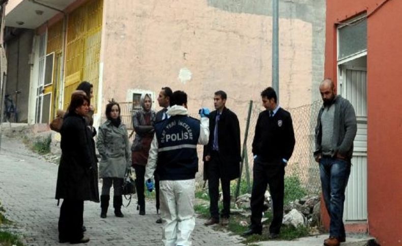 25 Yaşindaki Öğretmen Evinde Ölü Bulundu