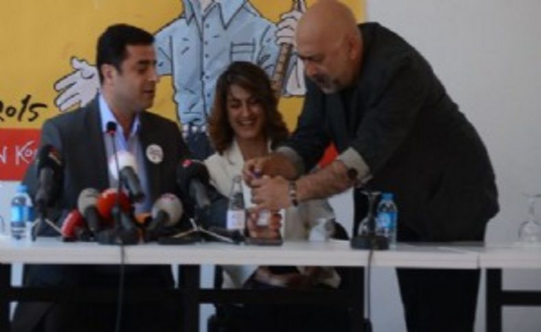 Demirtaş mizahçılarla 'gazoz' açılışına katıldı!