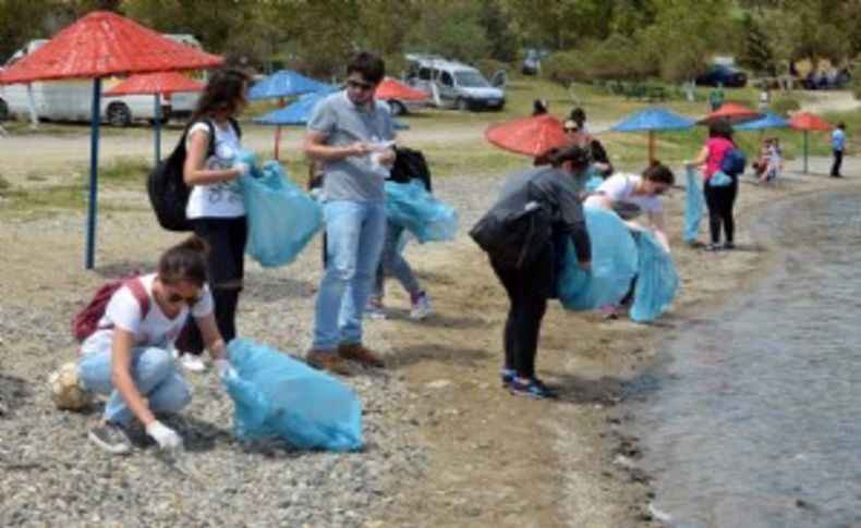 Gönüllü gençler Foça için seferber oldu