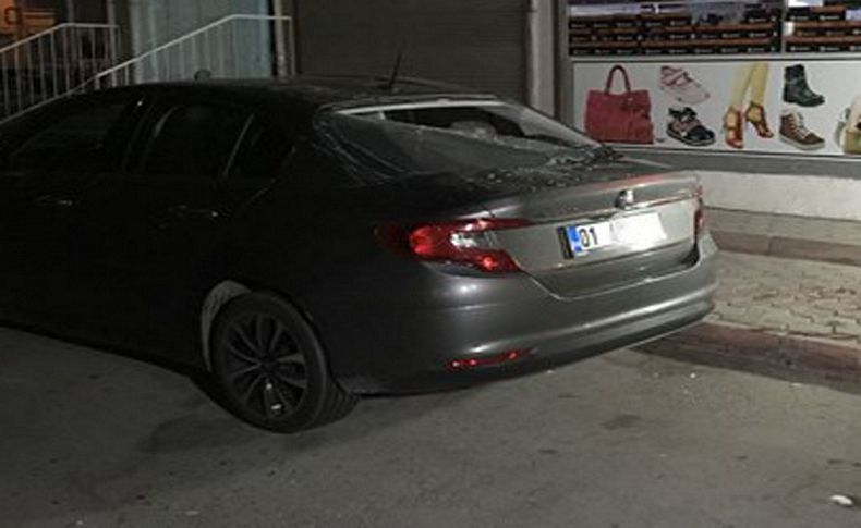3. kattan park halindeki otomobilin üzerine düştü